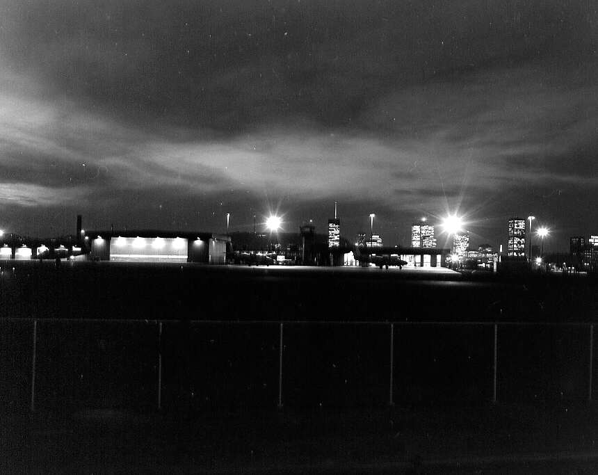 Un petit aéroport pour les décollages et les atterrissages courts près de l'autoroute Bonaventure à Montréa photographié la nuit, 1974