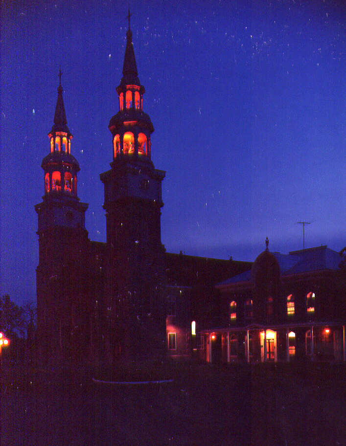 L'église Notre-Dame-de-la-Visitation photographiée la nuit à Montréal, 1975