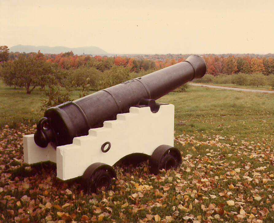 Un canon photographié dans une région des Cantons de l'Est en automne, 1975