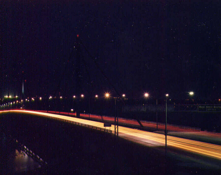 Pont Papineau-Leblanc reliant Laval à Montréal photographié la nuit, 1975