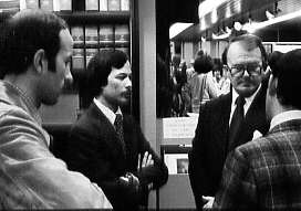 Hommes discutant lors du lancement du volume «Action, Décision, Information» à la librairie de l'Éditeur officiel au Complexe Desjardins, Montréal, 1977