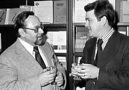 Deux hommes discutant lors du lancement du volume «Action, Décision, Information» à la librairie de l'Éditeur officiel au complexe Desjardins, Montréal, 1977