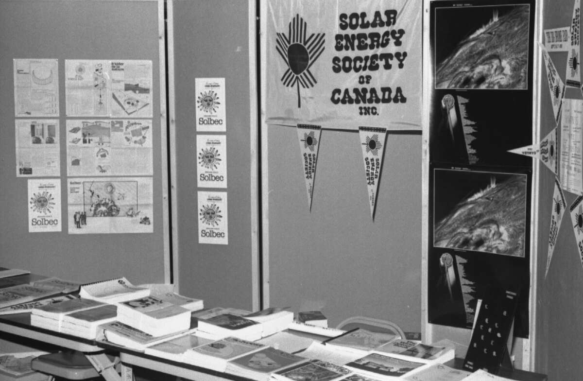 Stand de l'exposition SESCI (Société de l'énergie solaire du Canada) au pavillon Judith-Jasmin de l'UQÀM