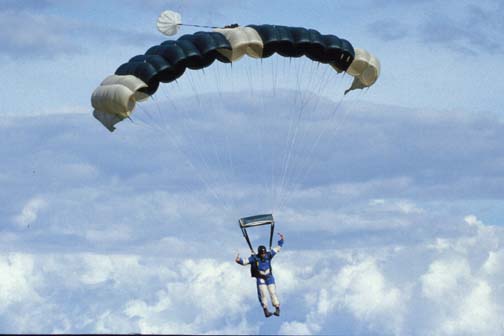 Parachutiste en descente à l'aéroport de Thetford Mines