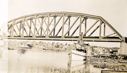 Le pont du chemin de fer sur les bords de la rivière Harricana à Amos