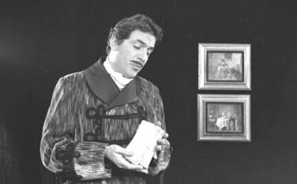 Le comédien Jean Coutu tournant la publicité pour la pièce de théâtre «Anatole» de Arthur Schnitzler