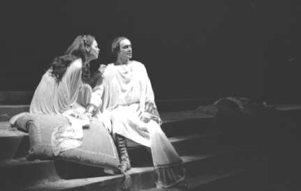 Les comédiens Élizabeth LeSieur et Yves Létourneau dans la pièce «Jules César» de Shakespeare, présentée au TNM