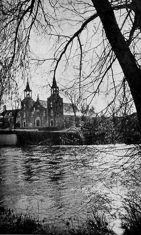 Église sur le bord de la rivière à Châteauguay