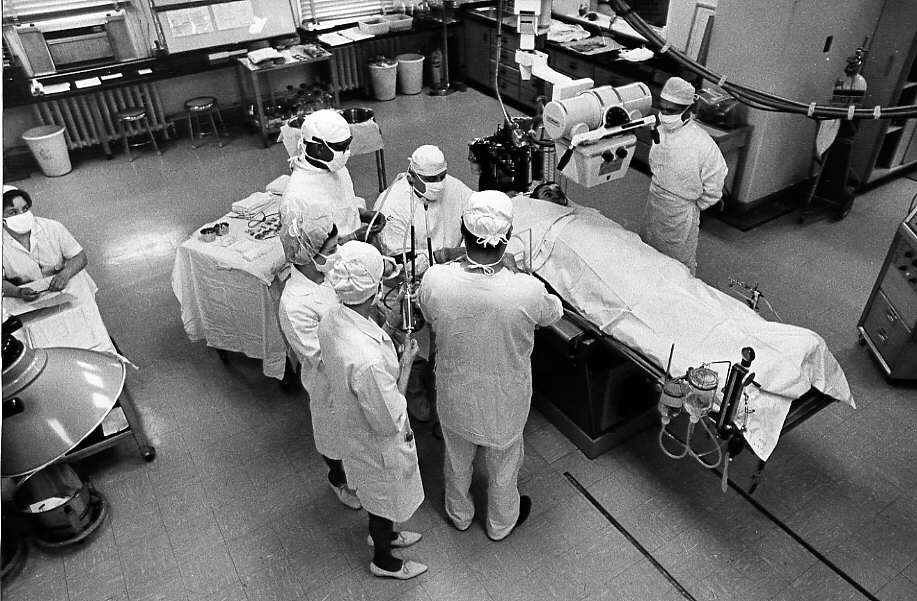 Médecins se préparant à effectuer une chirurgie