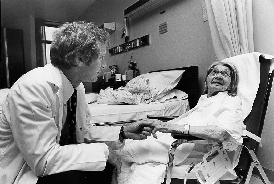 Un médecin visite une patiente 