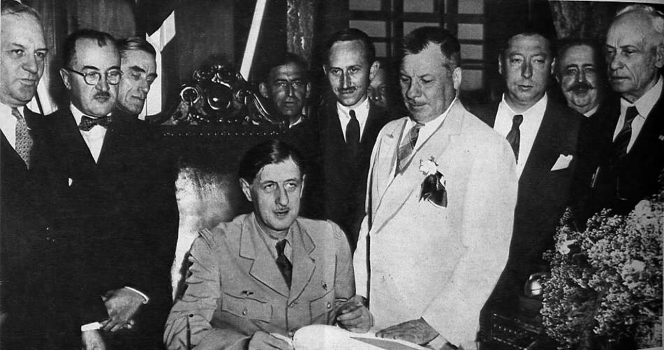 Le Général De Gaulle est reçu à l'Hôtel de ville de Montréal par le maire Adhémar Raynault