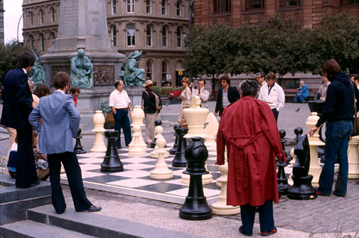 Tenue d'une partie d'échecs grandeur nature sur la place d'Armes à Montréal