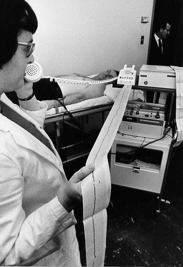 Un médecin regarde les résultats d'un électrocardiogramme