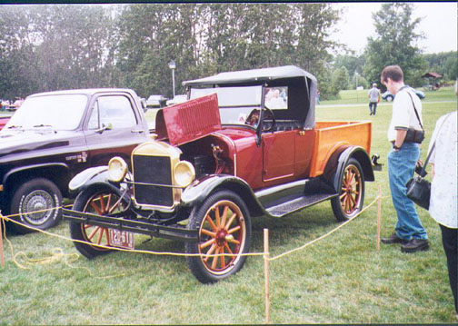 Une Ford de modèle T présentée à l'exposition de voitures anciennes de Rimouski dans la région du Bas-Saint-Laurent 