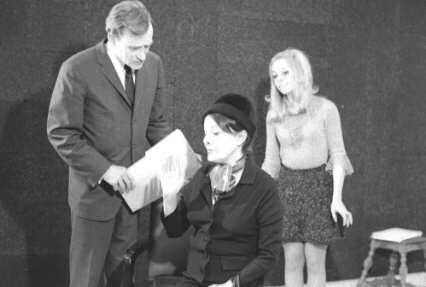 Les comédiens Gisèle Schmitt, Ghislaine Paradis et Jean-Louis Roux dans la pièce «Témoignage irrecevable» de John Osborne, présentée au TNM