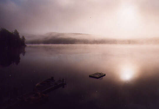 Brouillard sur un lac tôt le matin
