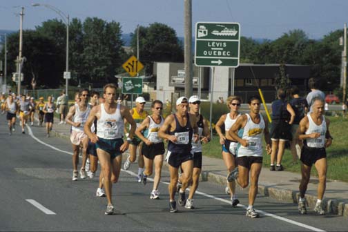 Coureurs au marathon des deux rives sur la route 132 entre Lévis et Québec
