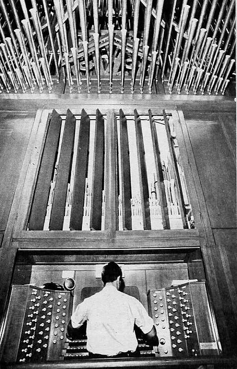Organiste jouant sur un orgue à tuyaux