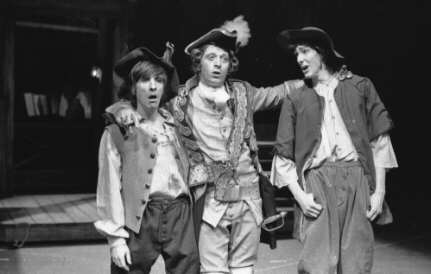 Les comédiens Yvon Tibhoutot, Albert Milaire et François Tassé dans la pièce «Tambours et trompettes» de Bertolt Brecht, présentée au TNM