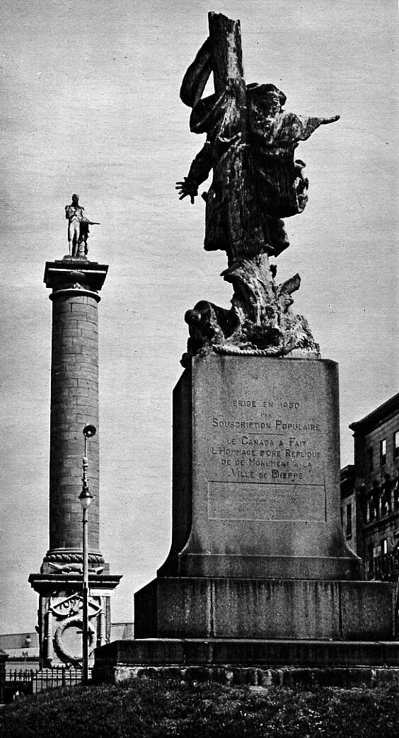 Les statues de Nelson et Vauquelin sur la Place Jacques Cartier à Montréal