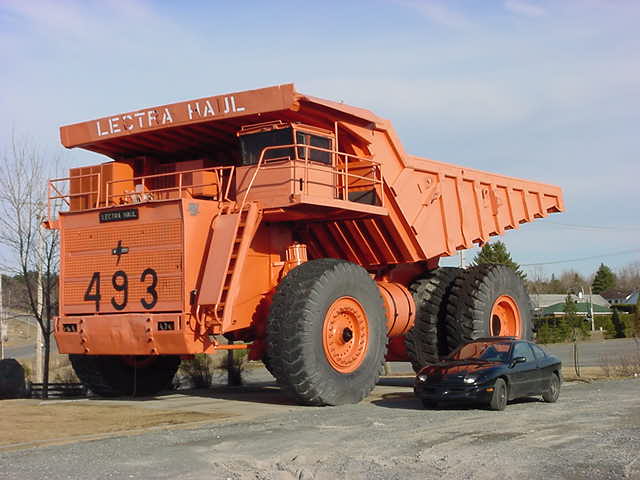 Camion de 200 tonnes utilisé pour le transport du minerai à Asbestos