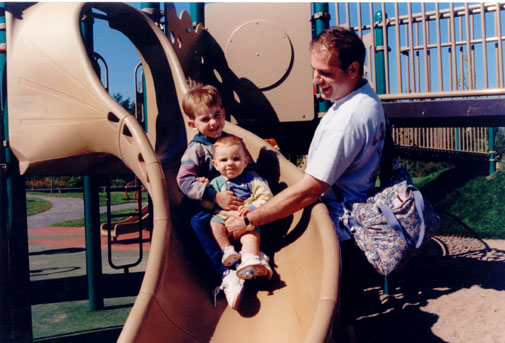 Un père et ses enfants jouant au parc