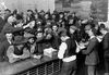 Les gens aux chômages se cherchent un emploi de façon massive à la suite de la débâcle boursière de 1929