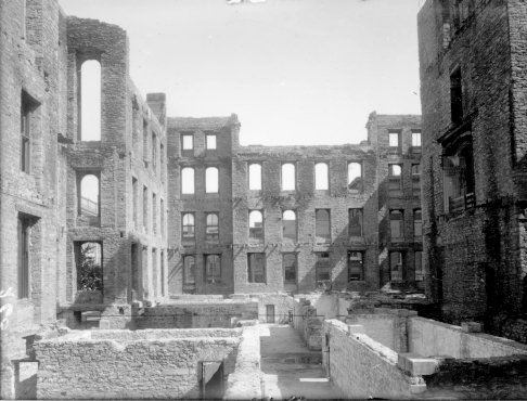 Photographie prise pendant les travaux de reconstruction de l'hôtel de ville de Montréal suite à l'incendie du 4 mars 1922