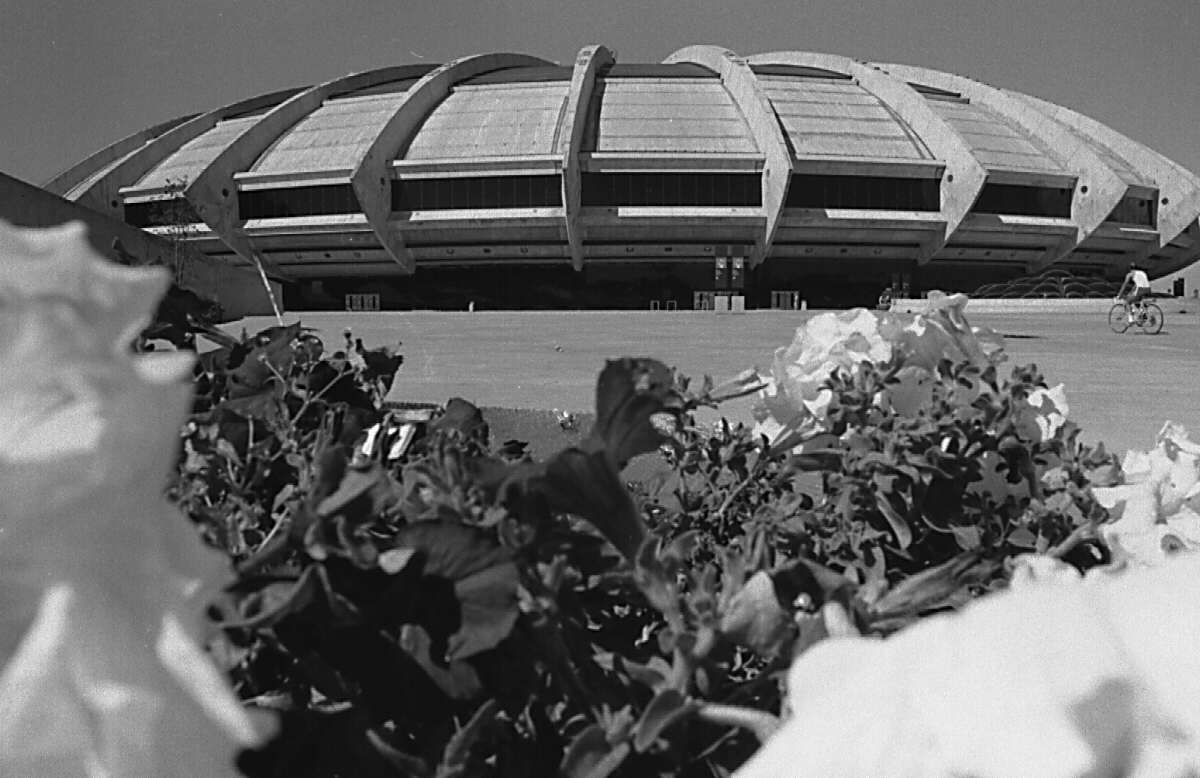 Le Stade olympique de Montréal alors qu'il n'a pas encore de mât